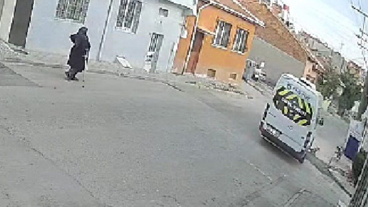 Eskişehir'de servis minibüsü yolda duran köpeği ezip kaçtı