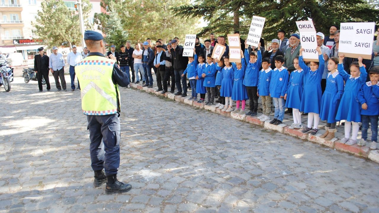 Jandarma Döğer'de öğrencilere trafik eğitimi verdi