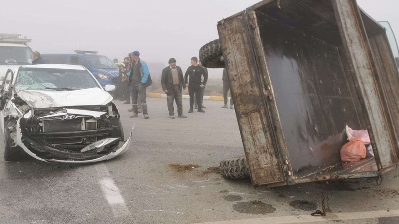 Afyon’da otomobil traktör römorkuna çarptı: Çok sayıda yaralı var!