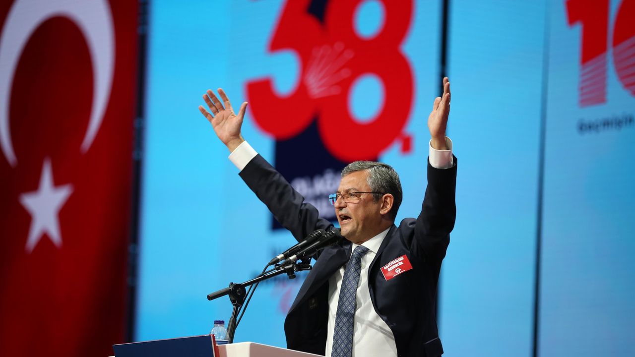 Kılıçdaroğlu kaybetti: Özgür Özel CHP'nin Genel Başkanı oldu