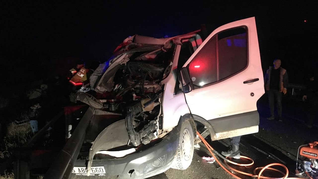Afyon-Uşak yolunda feci kaza: Kamyona arkadan çarpan aracın sürücüsü öldü!