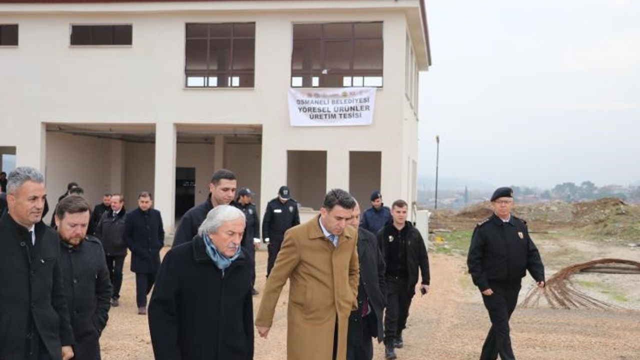 Bilecik Valisi Osmaneli Belediyesi Modern Sera Tesisini inceledi