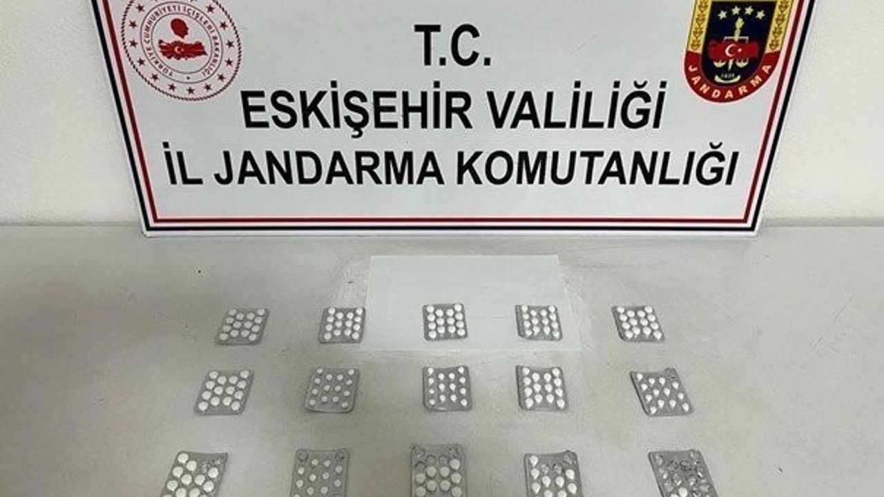 Eskişehir'de jandarma ekiplerince 184 adet sentetik ecza hap ele geçirildi