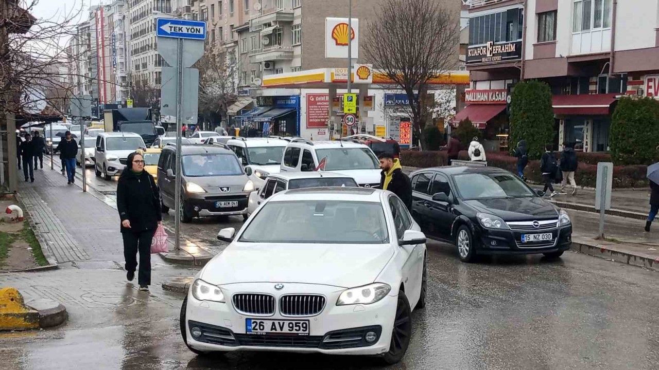 Eskişehir'de yağmur sonrası kent merkezinde trafik sıkıştı