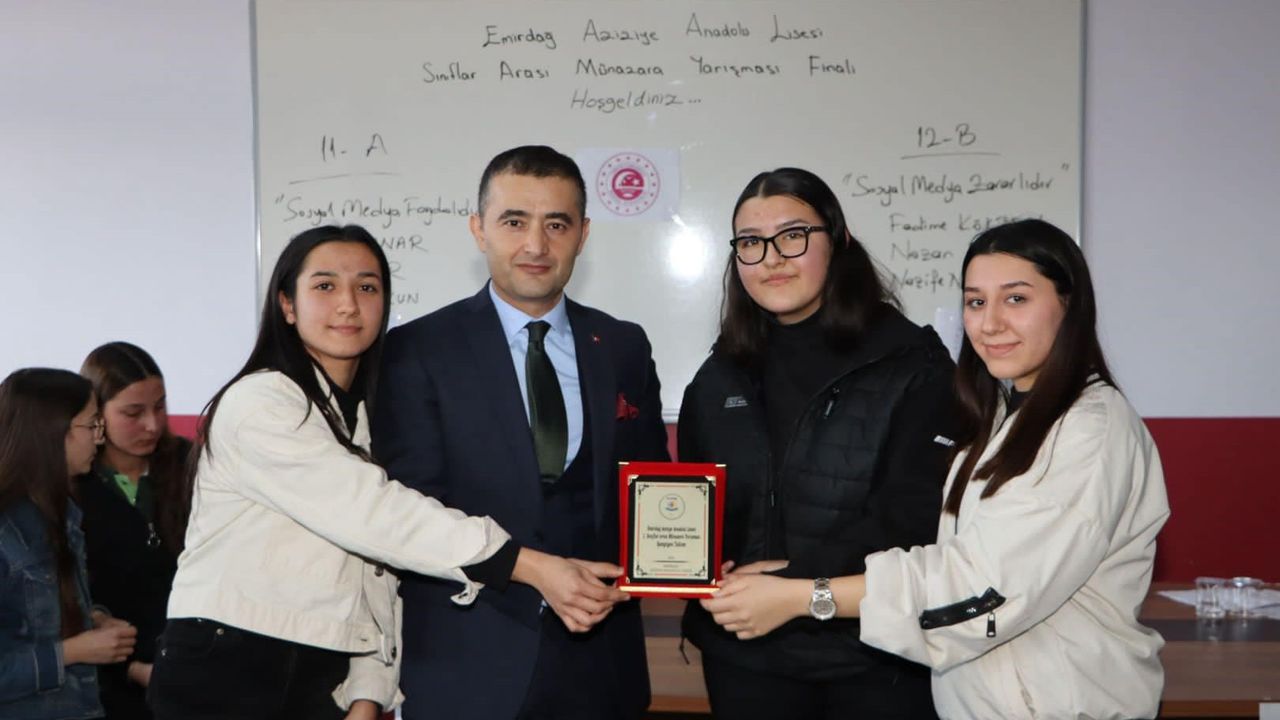 Afyon'da Aziziye Anadolu Lisesi sınıflar arası münazara yarışması finali yapıldı