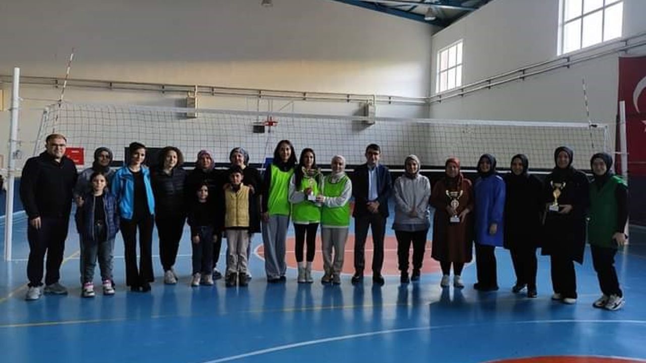 Afyon'da 'Evinin Sultanları Voleybol Turnuvası' sona erdi