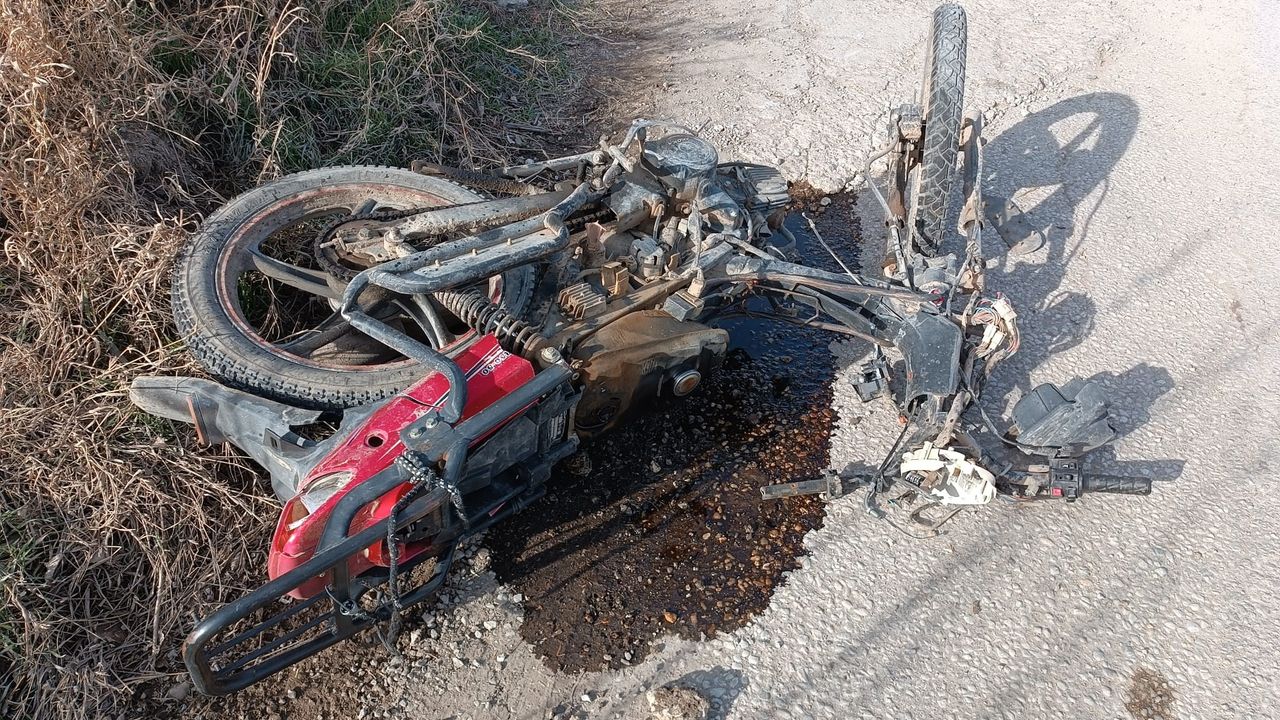 Afyon'da benzinlikten çıkan motosiklete otomobil çarptı: Ağır yaralı!