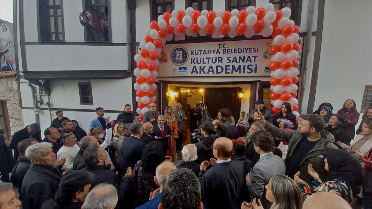 Kütahya Belediyesi Kültür Sanat Akademisi açıldı
