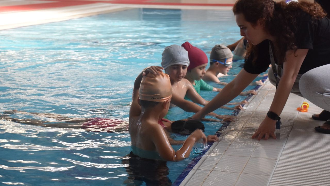 Afyon’da yüzme bilmeyen kalmıyor: 8 derste yüzmeyi öğreniyorlar!