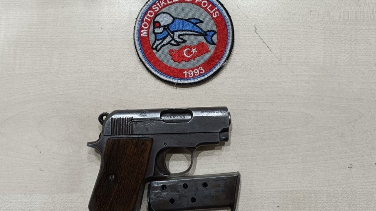 Afyon Hıdırlık'ta tabanca operasyonu: Polisler tabanca ele geçirdi