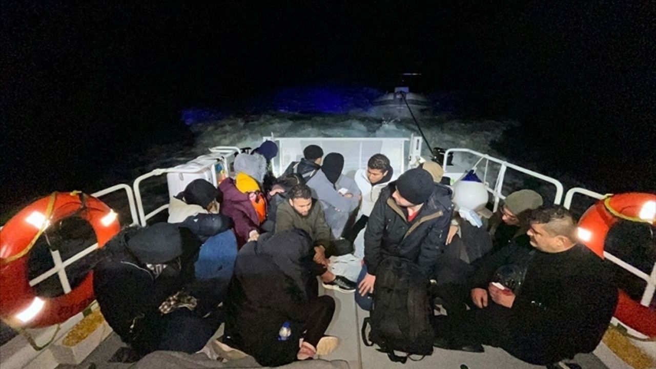 Datça açıklarında 17 düzensiz göçmen kurtarıldı