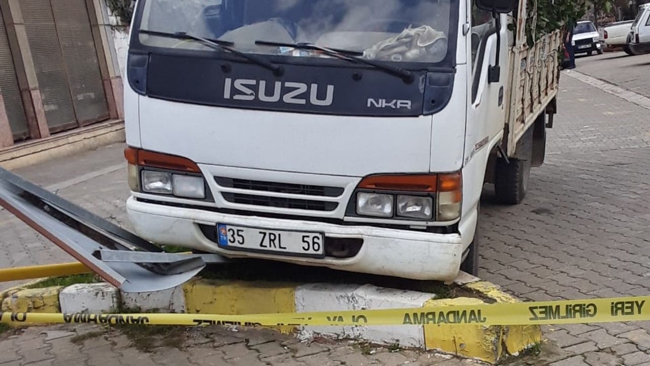 İzmir Ödemiş'te seyir halindeki kamyonetin sürücüsü kalp krizi geçirdi