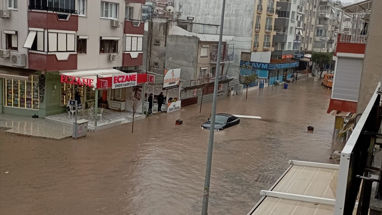 İzmir'in Dikili ve Bergama ilçelerinde sağanak sonrası dere taşkınları yaşandı