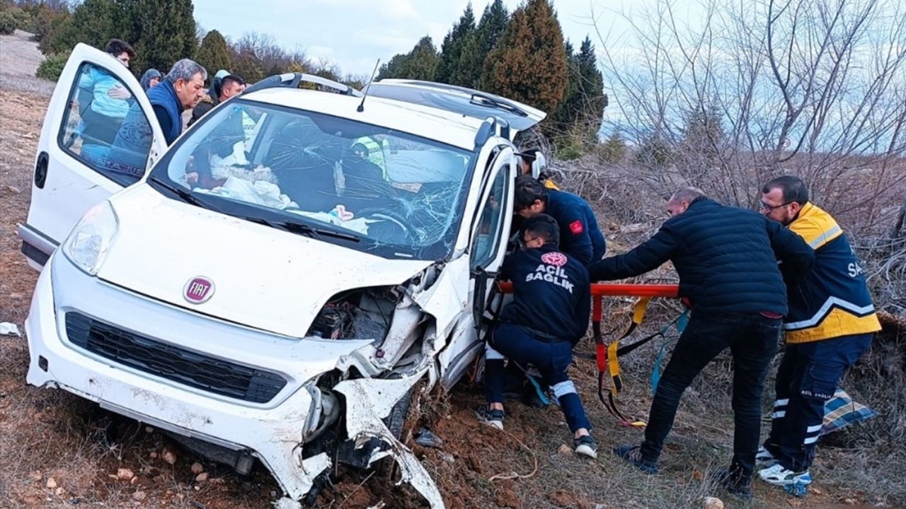 Kütahya Çavdarhisar'da trafik kazasında 5 kişi yaralandı