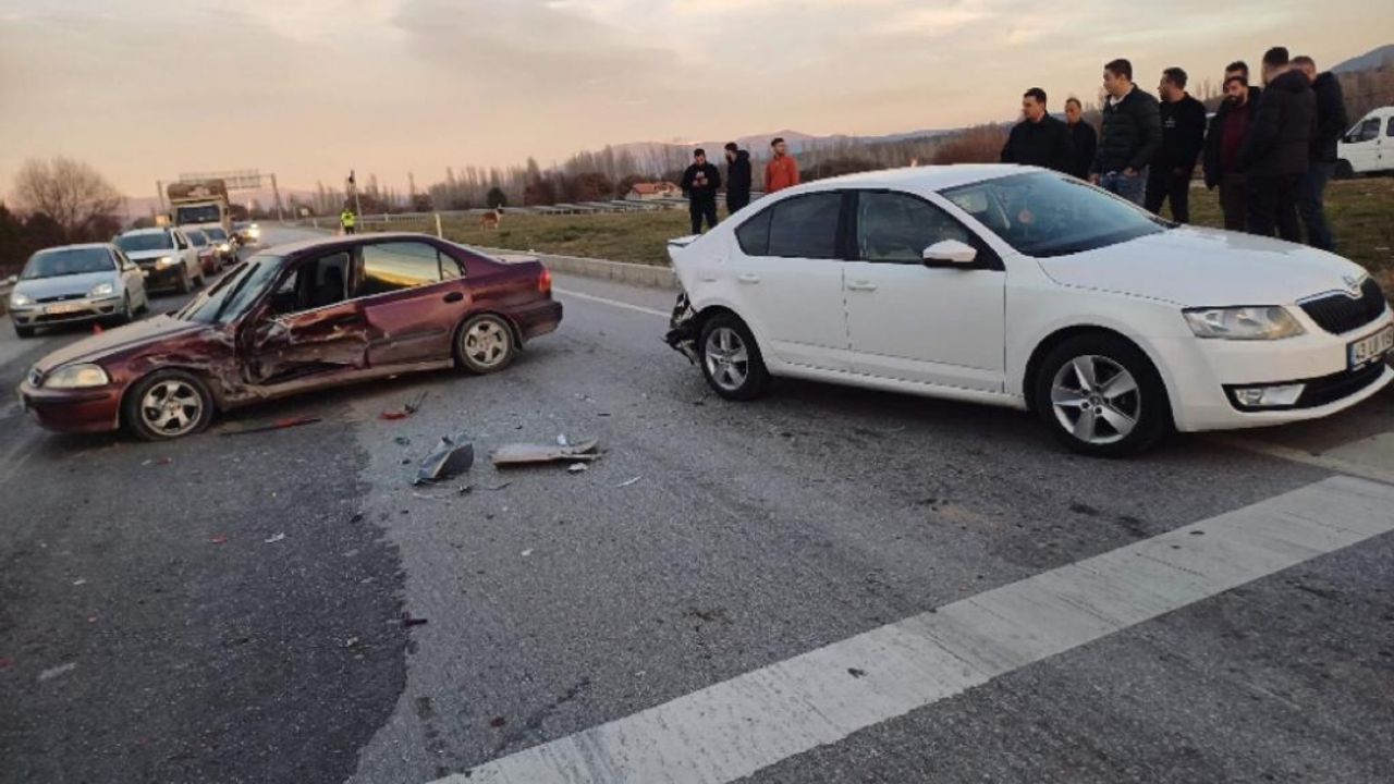 Kütahya Gediz'de iki otomobilin çarpıştığı kazada 1 kişi yaralandı