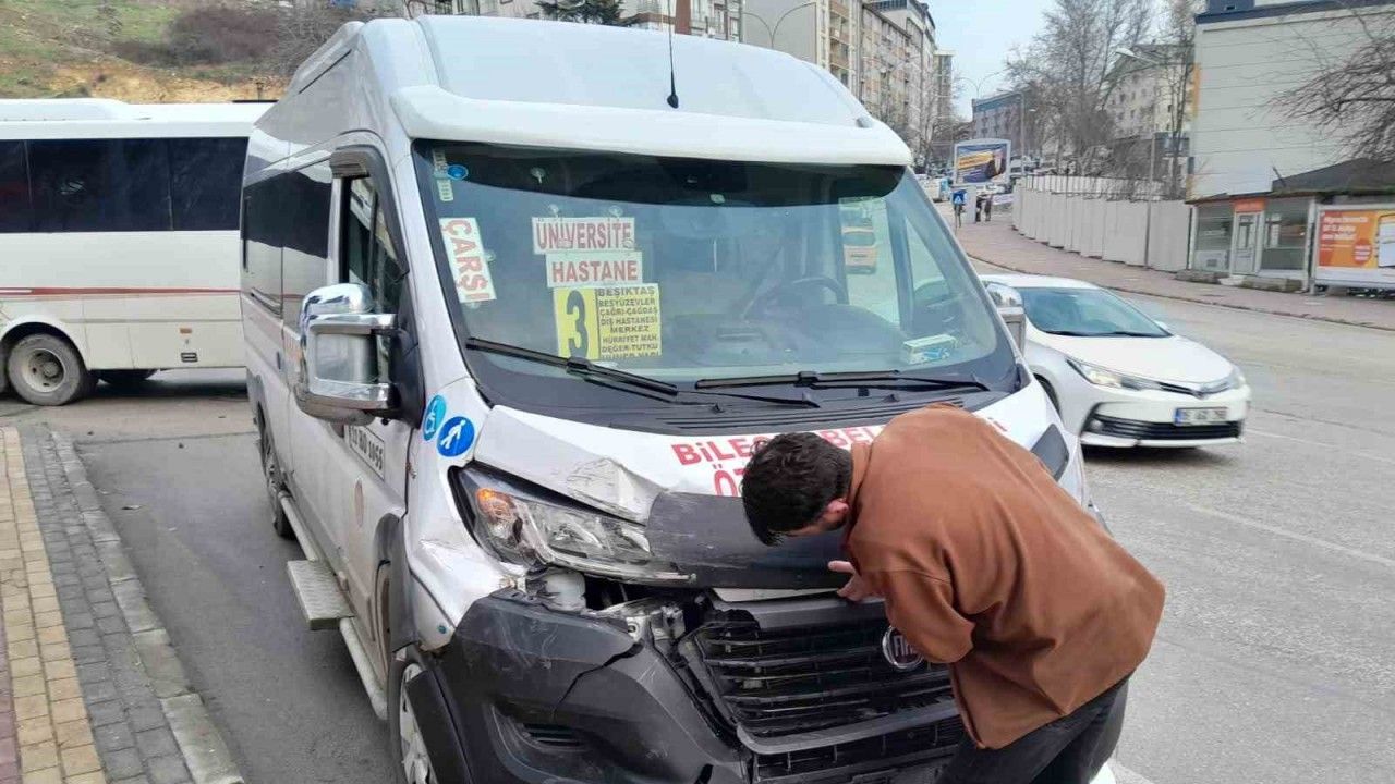 Bilecik’te minibüs ile midibüsün çarpışması sonucu 1 kişi yaralandı