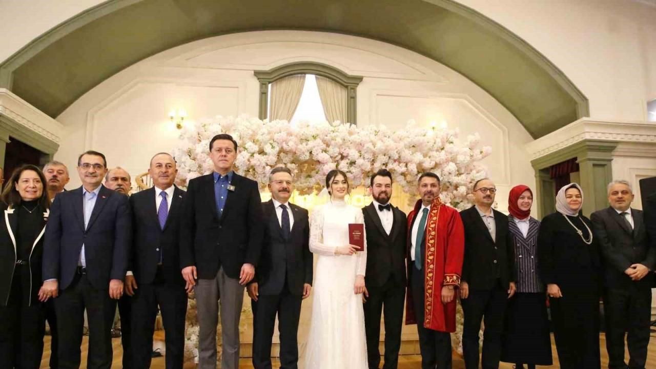 Eskişehir'de AK Partililer gençlik kolları başkanının düğününde buluştu