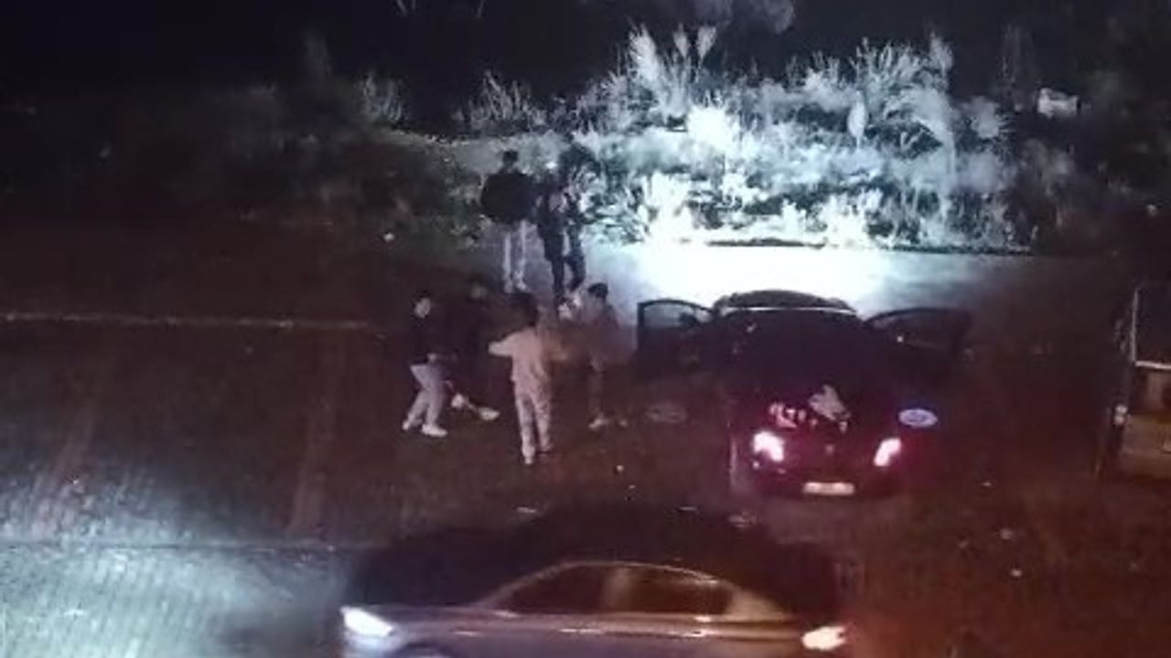Eskişehir'de arabayla gelip alkol tüketen magandalar mahalle halkını rahatsız ediyor