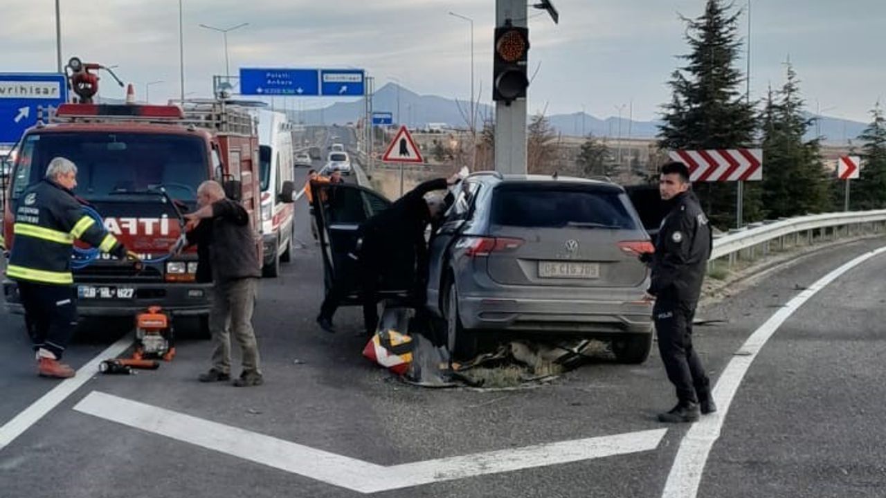 Eskişehir'de bariyerlere saplanan otomobilin sürücüsü hayatını kaybetti