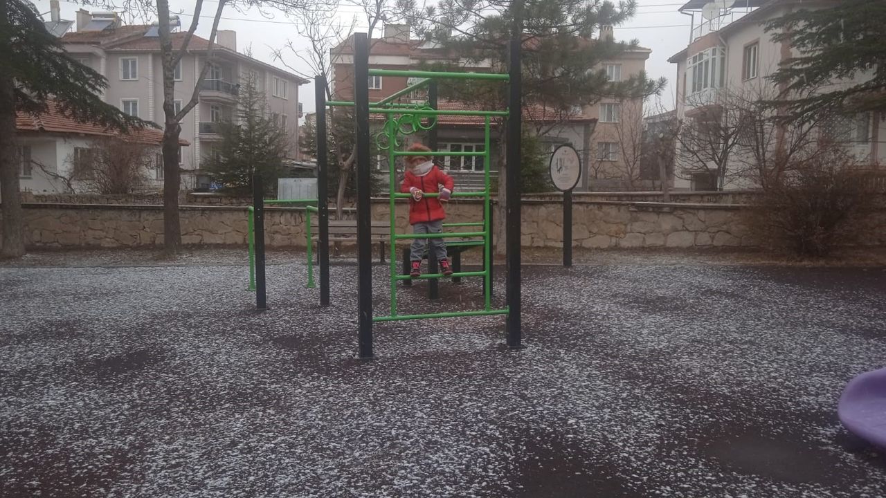 Afyon'da kar yağışı etkili oldu