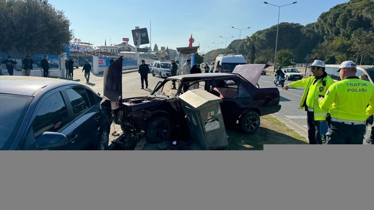 Aydın'da otomobil durakta bekleyenlere ve trafoya çarptı, 3 kişi yaralandı