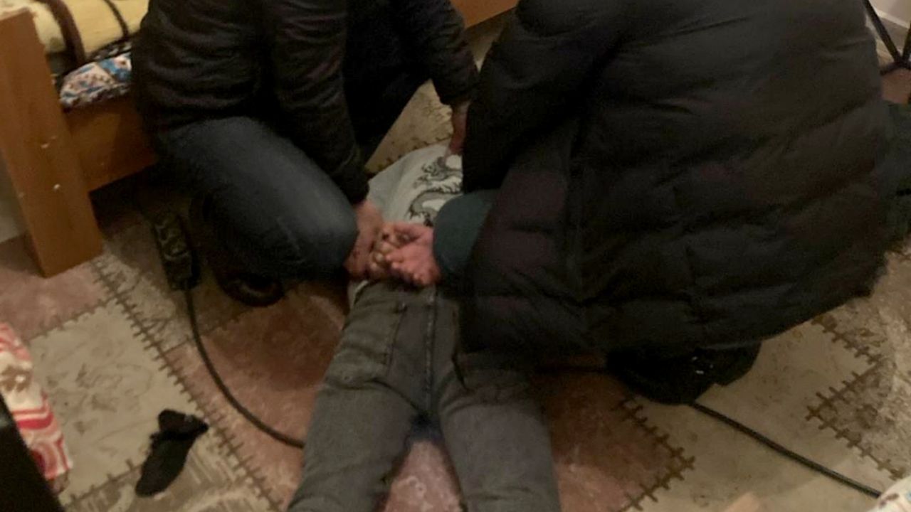 İzmir'de soğuk havada yolda bırakmadığı kişi tarafından vurulan taksici ağır yaralandı