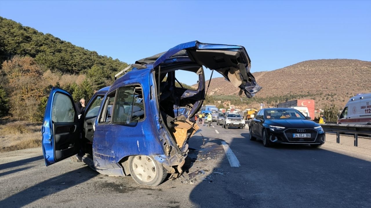 Kütahya'da 3 aracın karıştığı kazada bir sürücü yaralandı