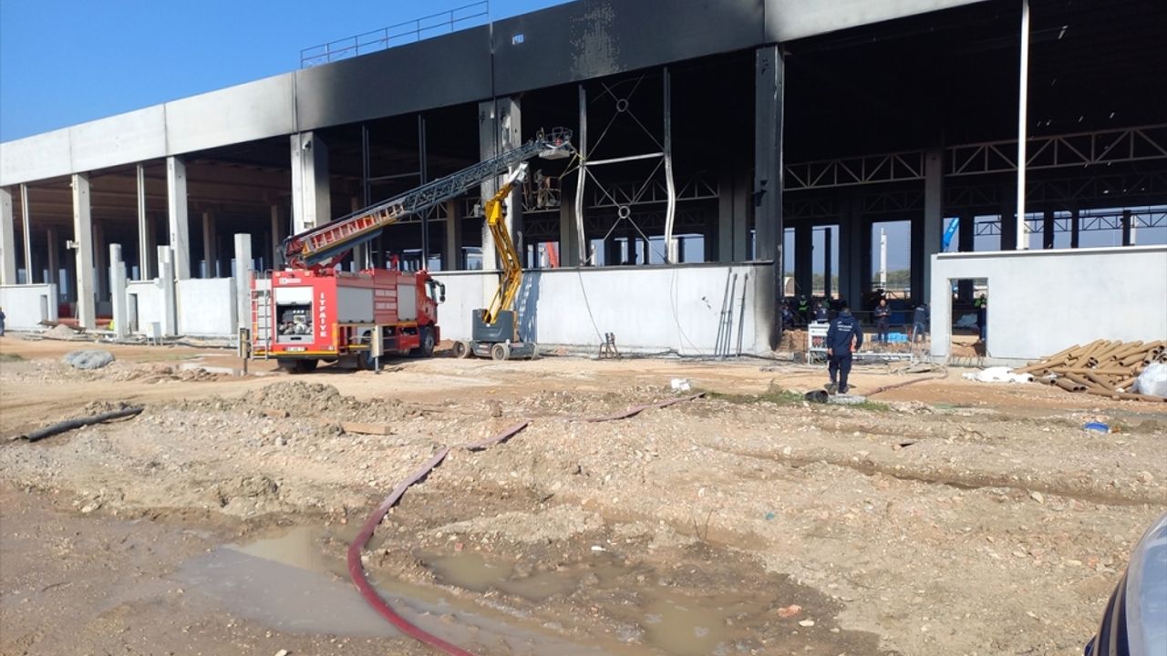 Manisa'da fabrika inşaatında yanan malzemenin üzerine düşen 2 işçi öldü