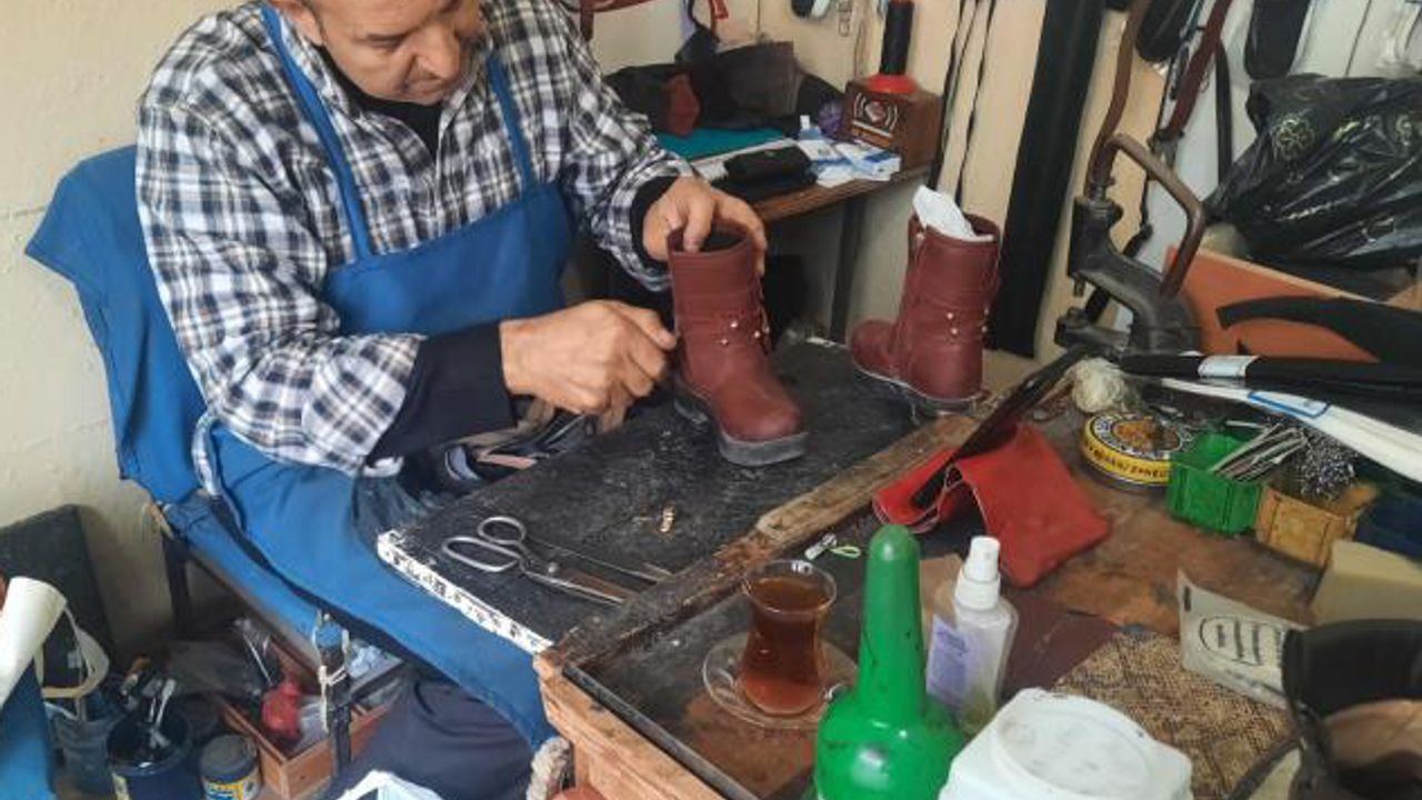 Afyon'da ayakkabı tamircileri randevu ile çalışmaya başladı