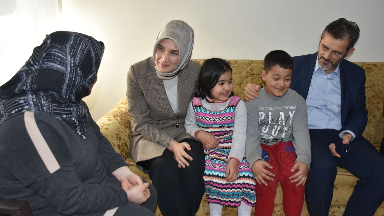 Vali Yiğitbaşı depremzede aileleri ziyaret etti