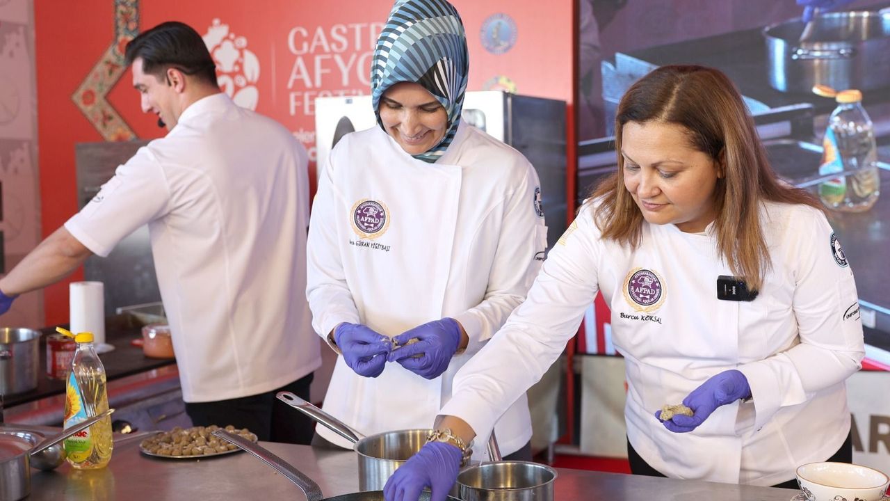 Afyon 6. Uluslararası GastroAfyon Lezzet Festivali Başladı: Vali ve Başkan Önlük Giyip Göce Köttüsü Yaptı