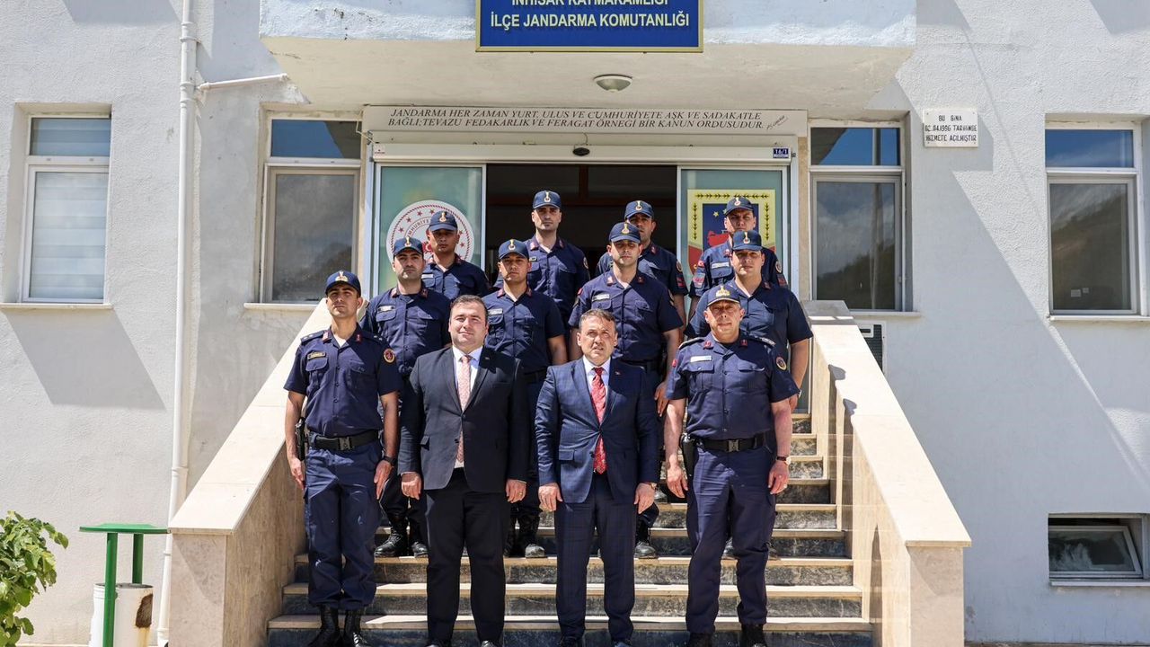 Bilecik Valisi Sözer, İnhisar Jandarma Komutanlığı'nı Ziyaret Ederek Personelle Bayramlaştı