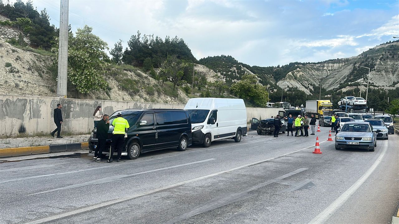Burdur'da 5 aracın karıştığı zincirleme kazada 5 kişi hafif yaralandı