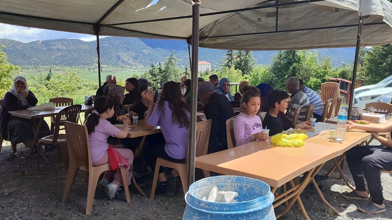 Denizli'nin Çameli ilçesinde mezarlıkta dördüncü kez bayram hayrı düzenlendi