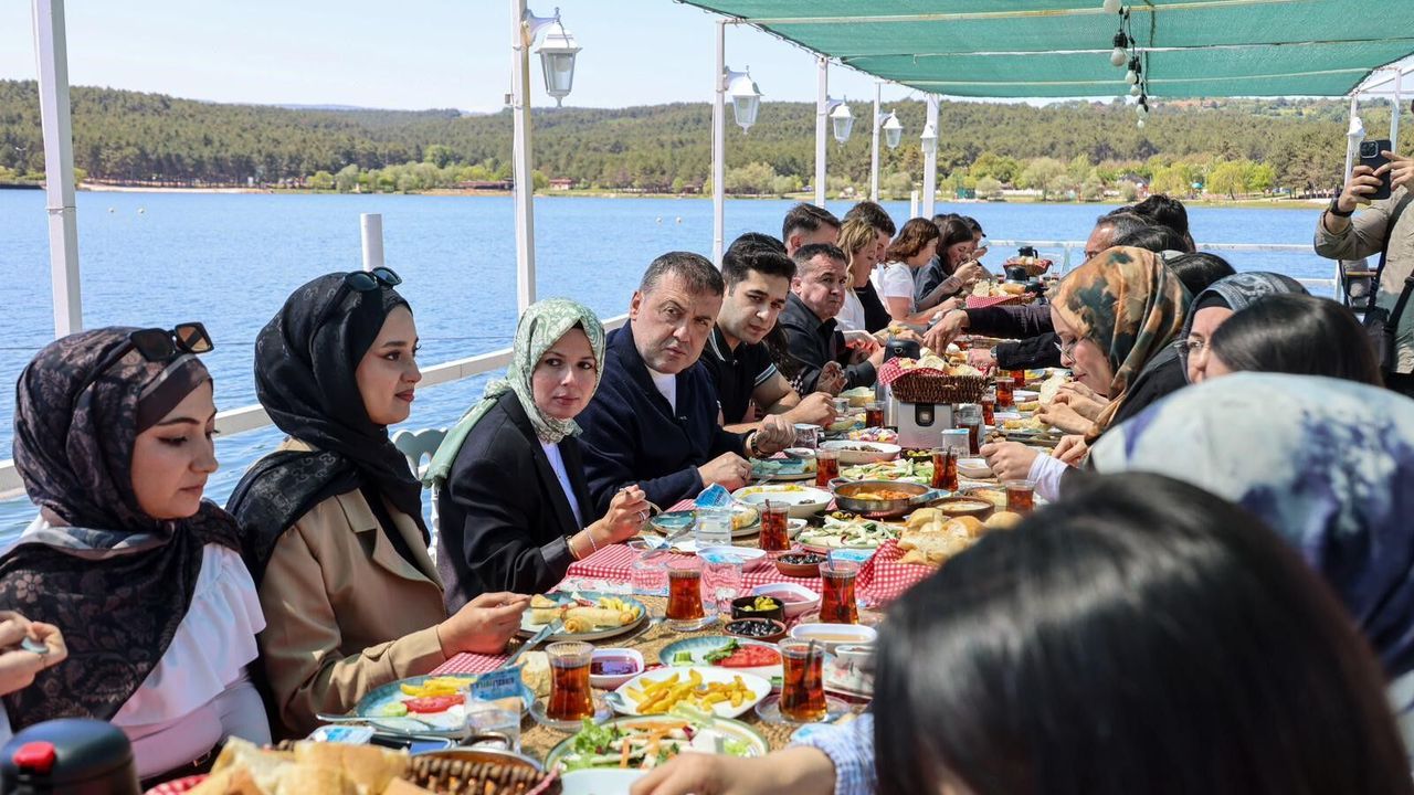 Vali Sözer ve eşi, memleketlerinden uzakta bayram geçiren üniversite öğrencileriyle kahvaltıda buluştu