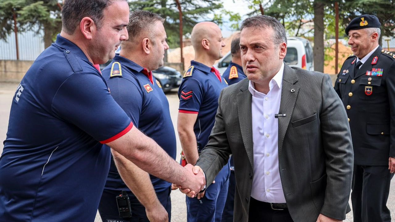 Vali Sözer, bayramda görev başındaki itfaiye personelini ziyaret etti