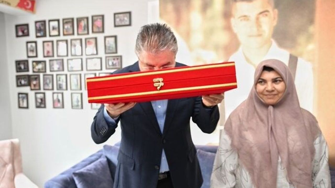 Eskişehir Valisi Yılmaz, şehit ailesini bayramda yalnız bırakmadı