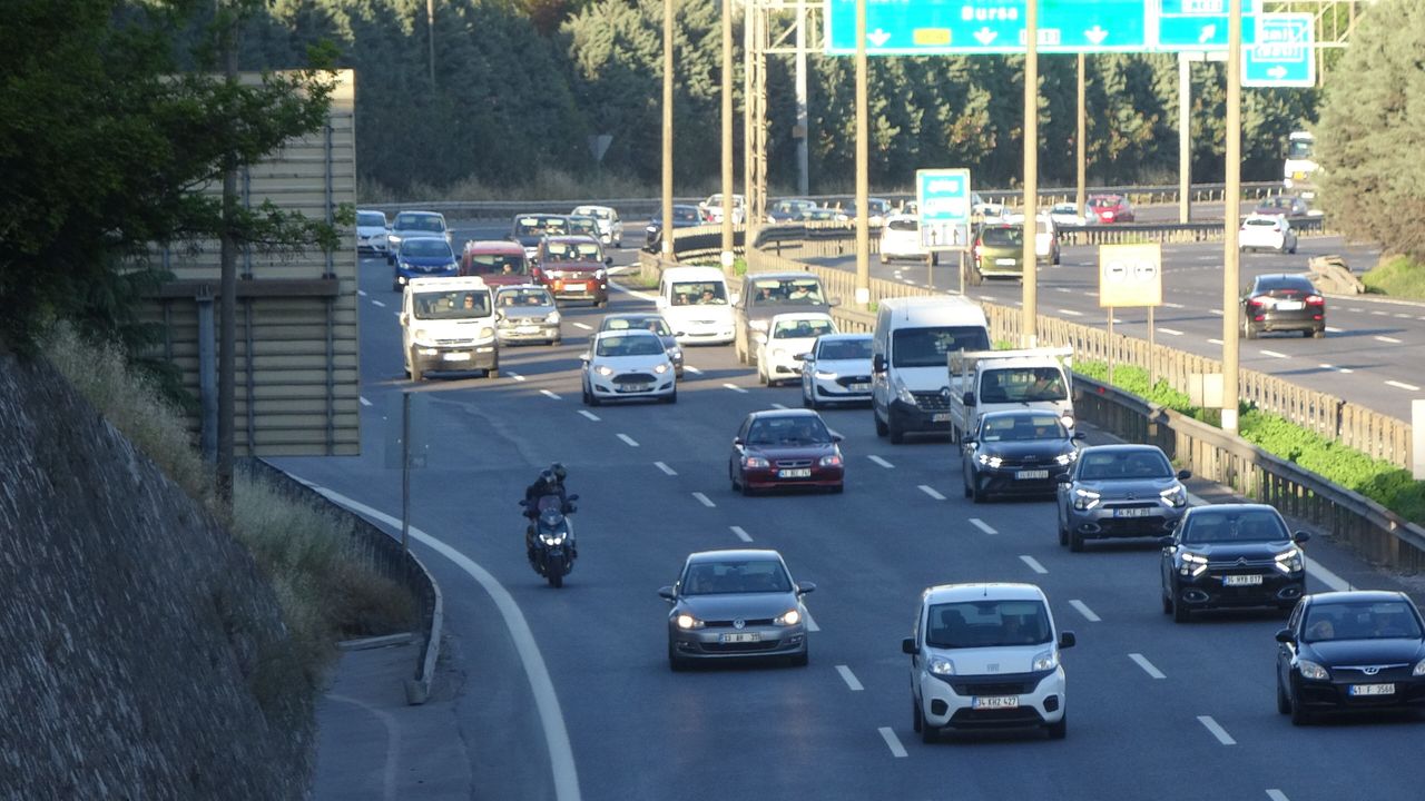 Bayramın Üçüncü Gününde Dönüş Erken Başladı: Kocaeli Geçişinde İstanbul Yoğunluğu