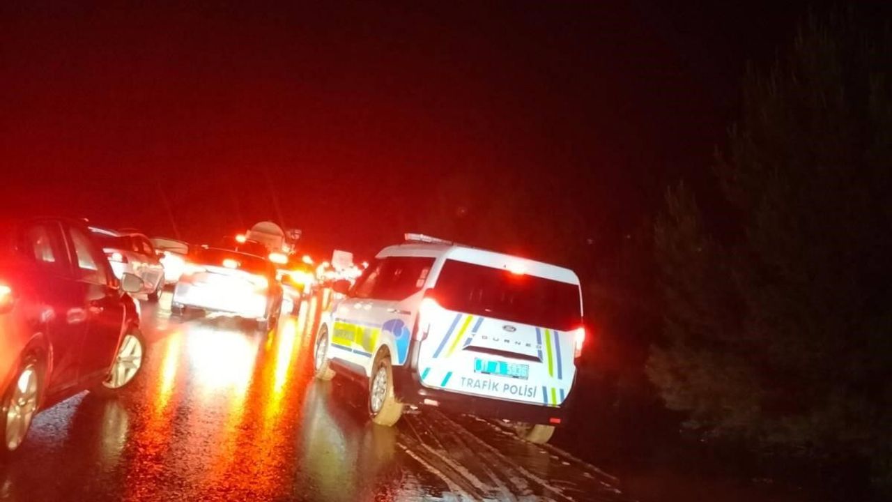 Sağanak ulaşımı vurdu: Dere taşkını nedeniyle yol tek şeride düştü