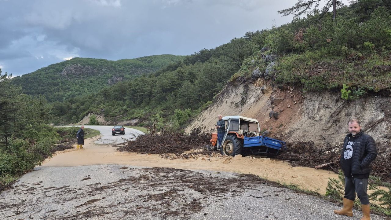 Sağanak hayatı felç etti: Köy sular altında kaldı, yollar heyelanla kapandı