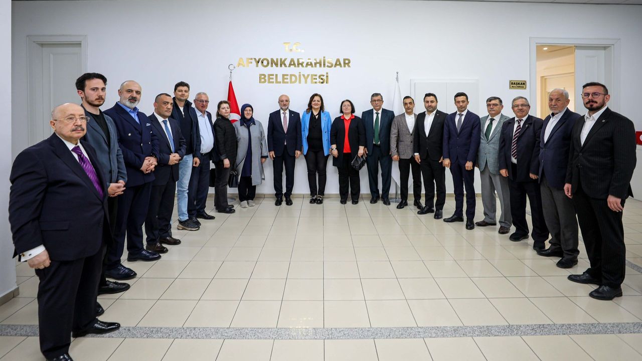 AK Parti'den Burcu Köksal'a Anlamlı Ziyaret: İl Başkanı ve Meclis Üyeleri ile Görüştü