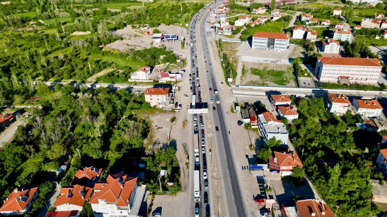Tatil bitti, çile başladı: Afyon yolunda dönüş kuyruğu uzadıkça uzadı