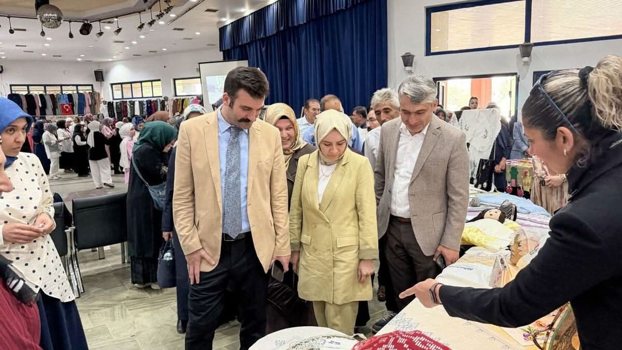 Sandıklı'da Halk Eğitim Merkezi yıl sonu sergisi açıldı: Kur