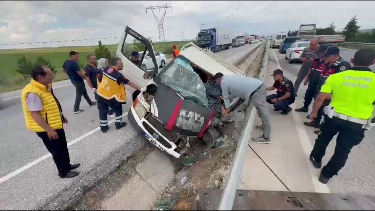 Afyon'da Kamyonet Bariyerlere Çarptı: Vinç Operatörü Sıkışan