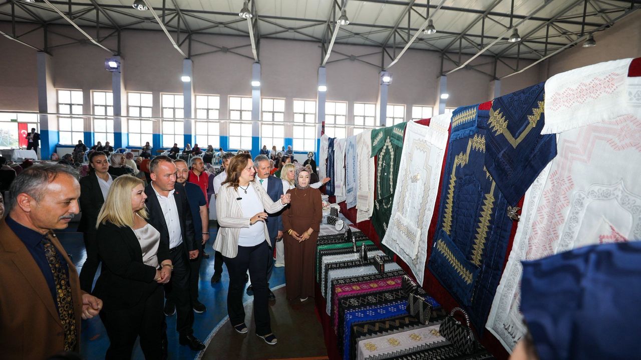 Başkan Köksal Yeşilyurt'ta el sanatları sergisini ziyaret et