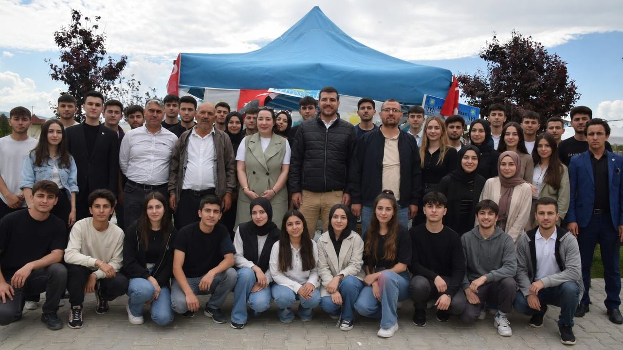 Afyon'da İYİ Partililer Üniversite Öğrencileriyle Bir Araya 