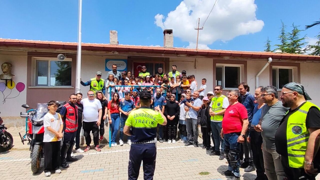 Afyon'da Motosiklet Tutkunları Köy Okulundaki Çocuklara Verd