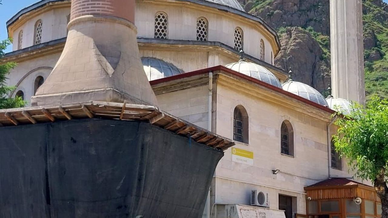 Afyon’da o caminin eski minaresinde tehlike: Beton