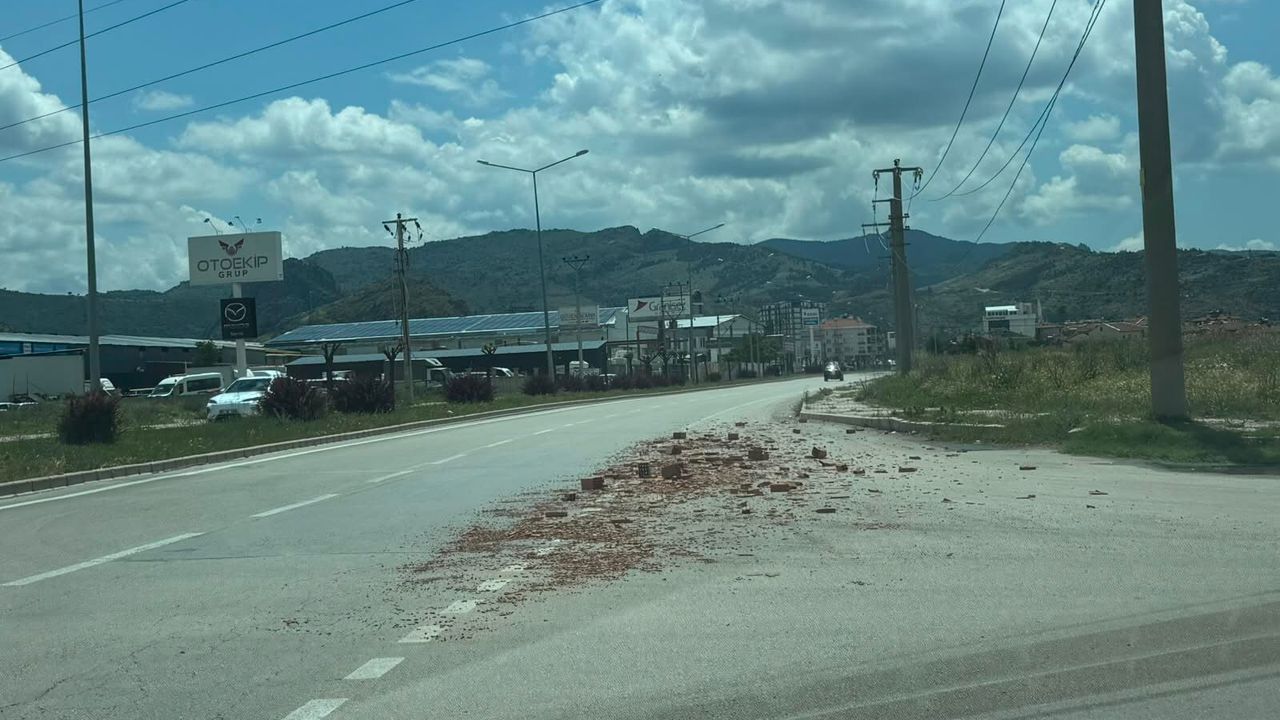 Afyon-Organize yolunda tehlike: Tuğla parçaları te