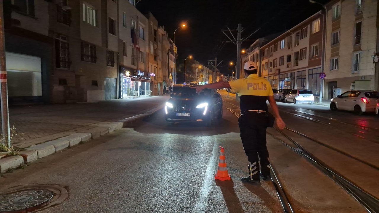 Polisten gece uygulaması: Kurallara uymayan 10 sürücüye ceza